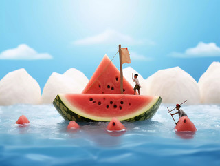 夏天创意微距湖水帆船西瓜上有小人场景